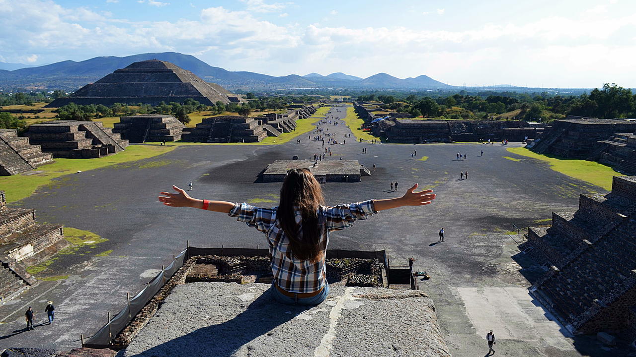 girl teotihuacan